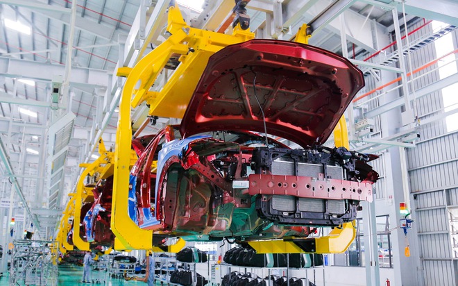 Xe Mazda trên dây chuyền lắp ráp của Thaco.