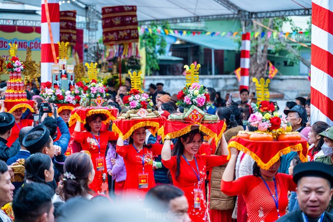 Hàng nghìn người nô nức đổ ra đường xem lễ rước người sống có một không hai ở Quảng Ninh - Ảnh 3.