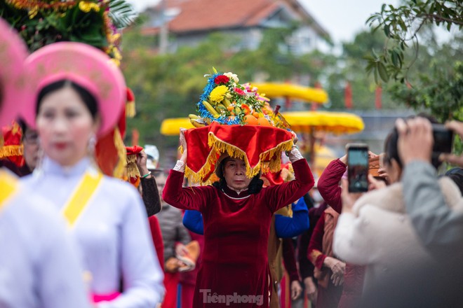 Hàng nghìn người nô nức đổ ra đường xem lễ rước người sống có một không hai ở Quảng Ninh - Ảnh 4.