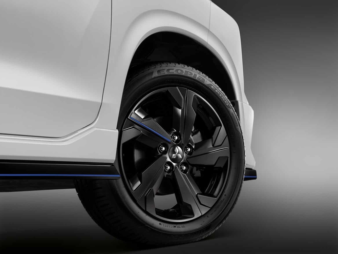 Ảnh thực tế Mitsubishi Xpander bản thể thao vừa ra mắt: Th&ecirc;m bodykit, c&aacute;nh gi&oacute;, đổi hẳn cụm đ&egrave;n trước/sau mới, dễ hot khi về Việt Nam - Ảnh 7.