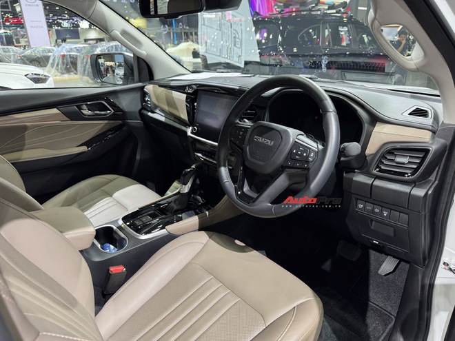 Chi tiết Isuzu mu-X 2025 sắp ra mắt Việt Nam: M&aacute;y dầu 2.2L, m&acirc;m 20inch, phả hơi n&oacute;ng l&ecirc;n Ford Everest - Ảnh 3.