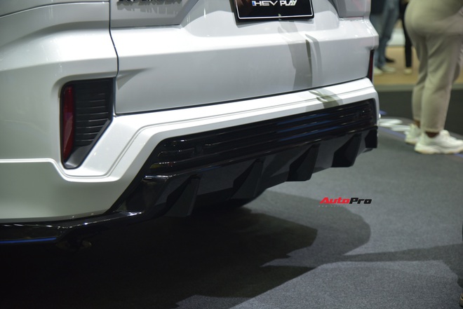 'Sờ tận tay' bộ đ&ocirc;i Mitsubishi Xpander v&agrave; Xpander Cross HEV bản thể thao: Gi&aacute; quy đổi 737 triệu đồng, th&ecirc;m bodykit hầm hố, dễ th&agrave;nh h&agrave;ng &lsquo;hot&rsquo; nếu về Việt Nam - Ảnh 5.