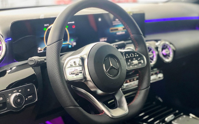 Mercedes-AMG A 35 giảm giá hơn 770 triệu tại đại lý: Giá thực tế còn 1,485 tỷ đồng, rẻ bằng một nửa Civic Type R - Ảnh 8.