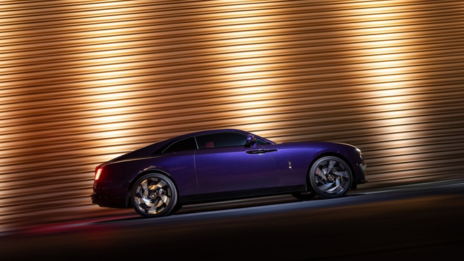 Rolls-Royce Spectre phiên bản Black Badge có giá 20,6 tỷ đồng tại Việt Nam - Ảnh 10.