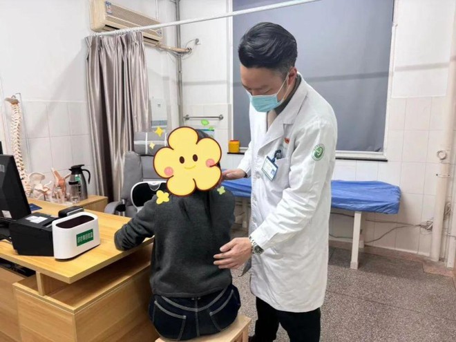 Bác sĩ đang khám cho bệnh nhân Trương Hinh.