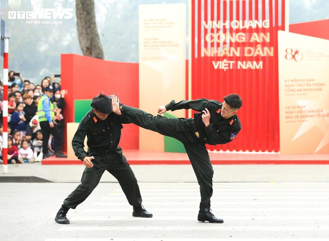 Cảnh s&aacute;t d&ugrave;ng yết hầu uốn cong thanh sắt, đi ch&acirc;n trần tr&ecirc;n thủy tinh - Ảnh 11.