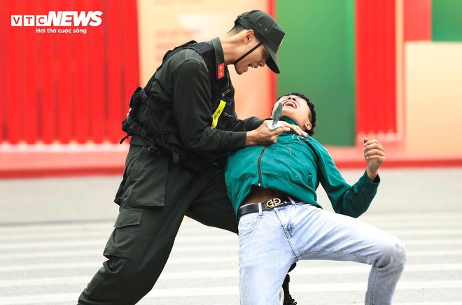 Cảnh s&aacute;t d&ugrave;ng yết hầu uốn cong thanh sắt, đi ch&acirc;n trần tr&ecirc;n thủy tinh - Ảnh 12.