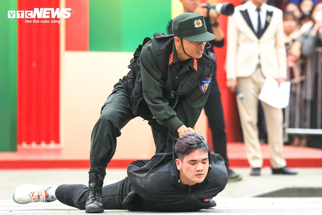 Cảnh s&aacute;t d&ugrave;ng yết hầu uốn cong thanh sắt, đi ch&acirc;n trần tr&ecirc;n thủy tinh - Ảnh 13.