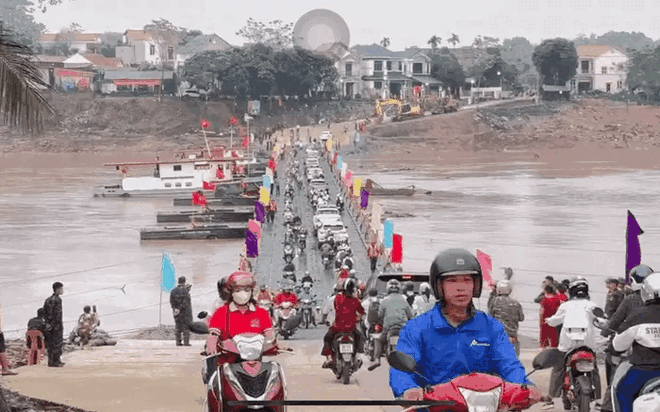 Người và phương tiện lưu thông qua cầu phao Phong Châu, trong khi chờ cầu Phong Châu mới đang được xây dựng. Ảnh: CA tỉnh Phú Thọ Người và phương tiện lưu thông qua cầu phao Phong Châu, trong khi chờ cầu Phong Châu mới đang được xây dựng. Ảnh: CA tỉnh Phú Thọ