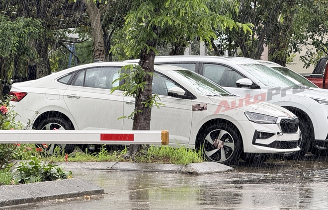 Skoda Slavia lần đầu lộ diện ngo&agrave;i nh&agrave; m&aacute;y tại Việt Nam: Một điểm cho thấy dễ c&oacute; ADAS cạnh tranh City, Vios - Ảnh 2.
