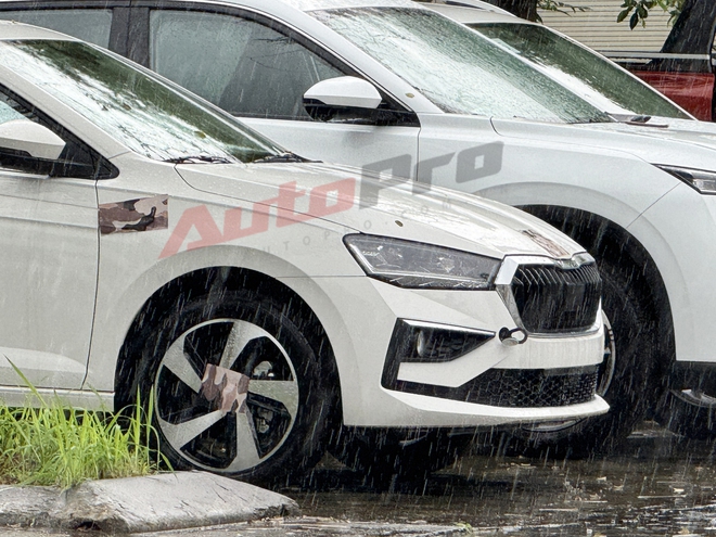 Skoda Slavia lần đầu lộ diện ngo&agrave;i nh&agrave; m&aacute;y tại Việt Nam: Một điểm cho thấy dễ c&oacute; ADAS cạnh tranh City, Vios - Ảnh 3.