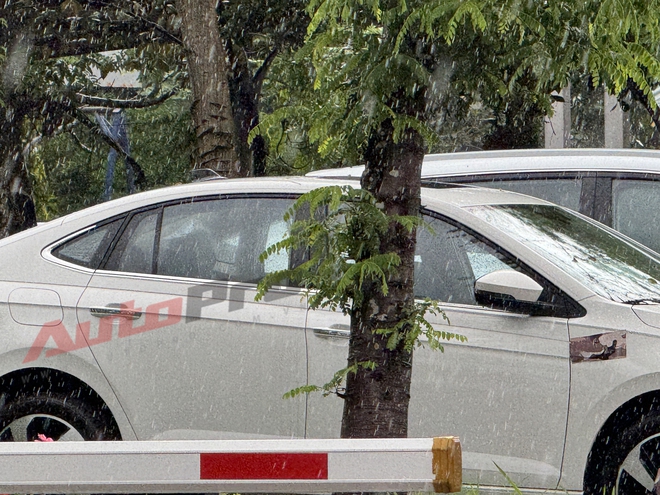 Skoda Slavia lần đầu lộ diện ngo&agrave;i nh&agrave; m&aacute;y tại Việt Nam: Một điểm cho thấy dễ c&oacute; ADAS cạnh tranh City, Vios - Ảnh 4.