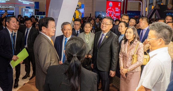 Tổng Bí thư, Chủ tịch nước Lào ghé thăm gian hàng của Unitel tại Lao Digital Week 2025. Ảnh: Unitel