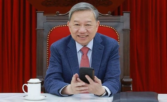 Tổng Bí thư Tô Lâm điện đàm với Tổng thống Mỹ Donald Trump từ Trụ sở Trung ương Đảng tối 4/4. Ảnh: TTXVN Tổng Bí thư Tô Lâm điện đàm với Tổng thống Mỹ Donald Trump từ Trụ sở Trung ương Đảng tối 4/4. Ảnh: TTXVN
