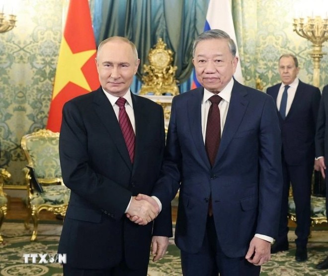 Tổng Bí thư Tô Lâm và Tổng thống Nga Vladimir Putin bắt tay trước cuộc hội đàm hẹp ngày 10/5. Ảnh: TTXVN