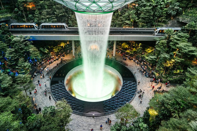 Thác nước nổi tiếng tại sân bay Changi. Ảnh: CNN Thác nước nổi tiếng tại sân bay Changi. Ảnh: CNN