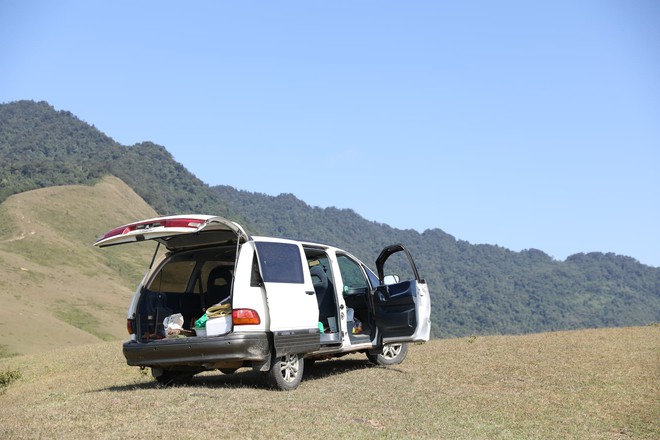 Đem Toyota Previa 35 năm tuổi lên rừng, xuống biển, chủ xe chia sẻ: ‘Biết chăm thì đi bao nhiêu, đời sâu mấy cũng chạy tốt’ - Ảnh 12.