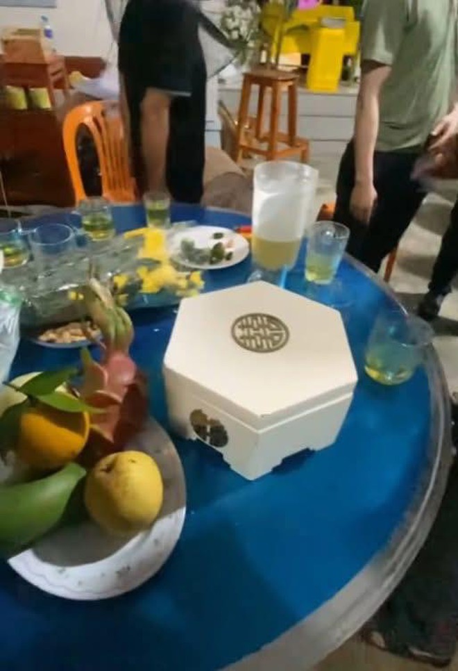 Xót xa cảnh gia đình làm lễ ăn hỏi cho đôi nam nữ tử vong ở biển Cửa Lò, hoàn thành tâm nguyện cuối cùng - Ảnh 3.