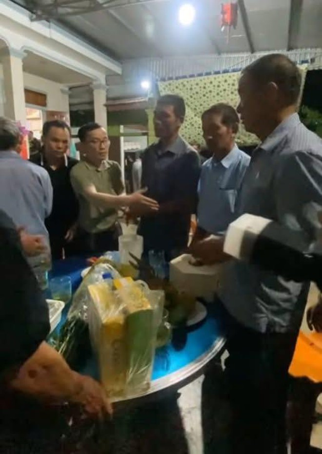 Xót xa cảnh gia đình làm lễ ăn hỏi cho đôi nam nữ tử vong ở biển Cửa Lò, hoàn thành tâm nguyện cuối cùng - Ảnh 2.