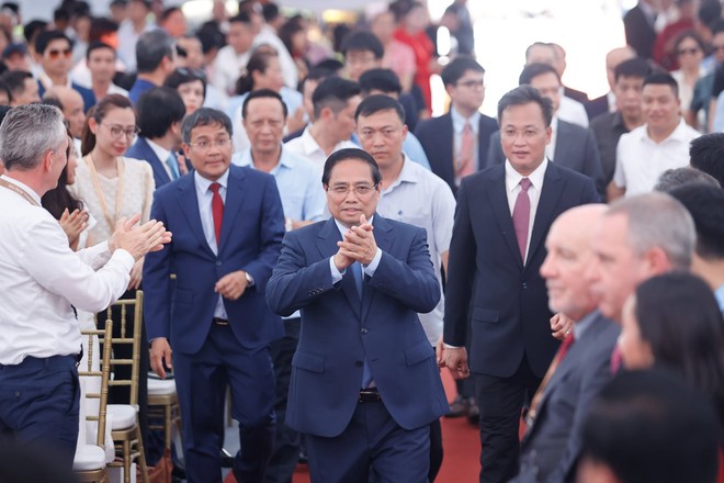 Thủ tướng tới dự lễ khởi công dự án khu phức hợp đô thị, du lịch sinh thái và sân golf Khoái Châu (dự án Trump International Hưng Yên). Ảnh: VGP Thủ tướng tới dự lễ khởi công dự án khu phức hợp đô thị, du lịch sinh thái và sân golf Khoái Châu (dự án Trump International Hưng Yên). Ảnh: VGP