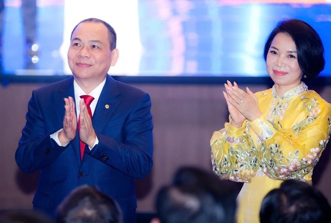 Tỷ phú Phạm Nhật Vượng và phu nhân tại lễ trao giải VinFuture 2024, tối 6/12/2024. Ảnh: NK Tỷ phú Phạm Nhật Vượng và phu nhân tại lễ trao giải VinFuture 2024, tối 6/12/2024. Ảnh: NK