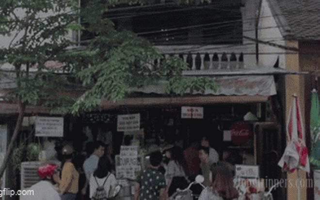 Hình ảnh khách hàng chờ đợi trước một cửa hàng bánh mỳ kẹp nổi tiếng tại Việt Nam. (Nguồn ảnh: 2foodtrippers) Hình ảnh khách hàng chờ đợi trước một cửa hàng bánh mỳ kẹp nổi tiếng tại Việt Nam. (Nguồn ảnh: 2foodtrippers)