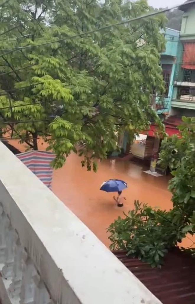 Clip người dân đẩy ô tô bị ngập trong biển nước, các tỉnh phía Bắc đang có mưa lớn - Ảnh 3.