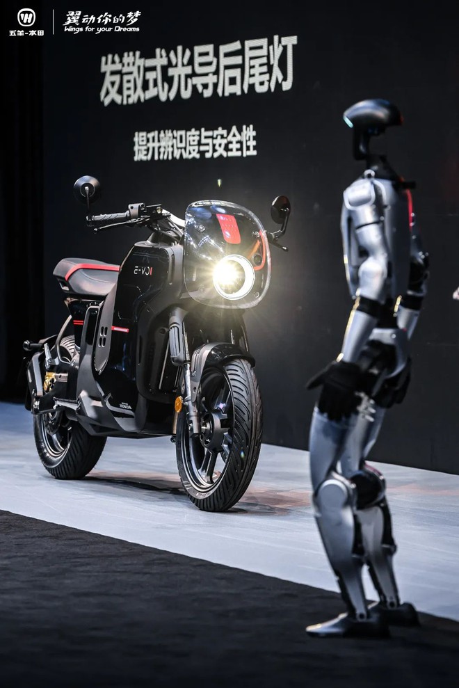 Xe điện đẹp lạ của Honda ra mắt: Mạnh hơn SH160i, 1 tiếng sạc đầy 80%, màn hình 7 inch, giá bán thế nào? - Ảnh 6.