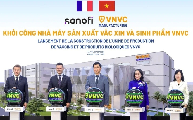 Tổng thống Pháp Emmanuel Macron cùng Phó Chủ tịch nước Võ Thị Ánh Xuân, Bộ trưởng Y tế Đào Hồng Lan, ông Burak Pekmezci và ông Ngô Chí Dũng bấm nút khởi công xây dựng Nhà máy Vaccine và Sinh phẩm VNVC, sáng 27/5. Ảnh: MT
