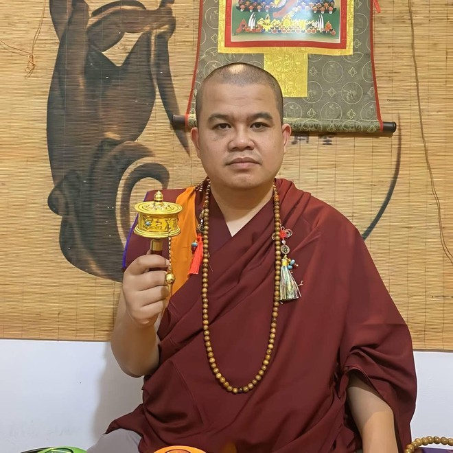 Phát hiện ngôi chùa ẩn sâu trong hang đá, cách Hà Nội hơn 100km, đang nổi tiếng nhờ vị sư thầy này - Ảnh 1.