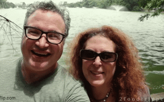 Daryl và Mindi Hirsch trong một chuyến đi đến Hà Nội, Việt Nam. 