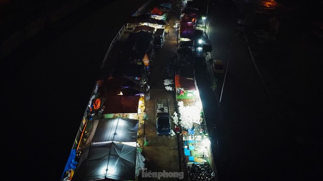 Chợ trái phép ở Hà Nội hơn 10 năm không ai biết: Vẫn hoạt động bất chấp lệnh giải toả - Ảnh 6.