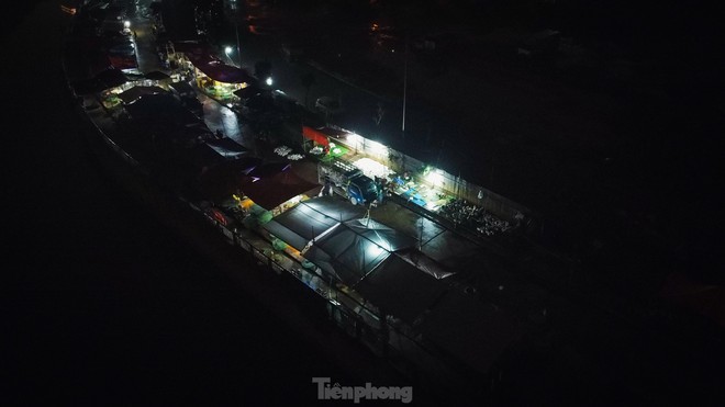Chợ trái phép ở Hà Nội hơn 10 năm không ai biết: Vẫn hoạt động bất chấp lệnh giải toả - Ảnh 7.