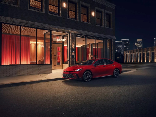 Toyota Camry 2026 bổ sung phi&ecirc;n bản b&oacute;ng đ&ecirc;m huyền b&iacute;: 'Xe doanh nh&acirc;n' nay c&aacute; t&iacute;nh hơn từ ngo&agrave;i v&agrave;o trong, động cơ kh&ocirc;ng đổi - Ảnh 2.