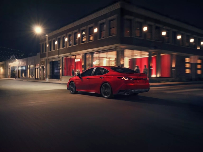 Toyota Camry 2026 bổ sung phi&ecirc;n bản b&oacute;ng đ&ecirc;m huyền b&iacute;: 'Xe doanh nh&acirc;n' nay c&aacute; t&iacute;nh hơn từ ngo&agrave;i v&agrave;o trong, động cơ kh&ocirc;ng đổi - Ảnh 3.