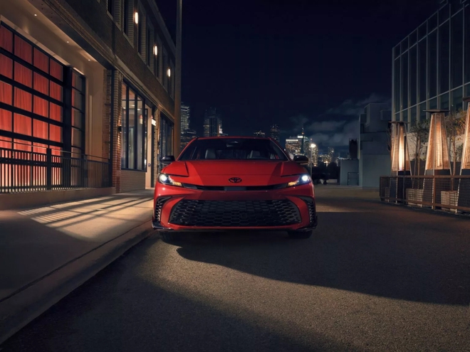 Toyota Camry 2026 bổ sung phi&ecirc;n bản b&oacute;ng đ&ecirc;m huyền b&iacute;: 'Xe doanh nh&acirc;n' nay c&aacute; t&iacute;nh hơn từ ngo&agrave;i v&agrave;o trong, động cơ kh&ocirc;ng đổi - Ảnh 4.