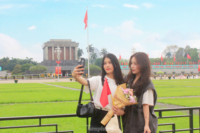 Khách nước ngoài ngưỡng mộ cách người Việt mừng 50 năm đất nước thống nhất - Ảnh 8.