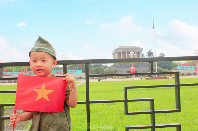 Khách nước ngoài ngưỡng mộ cách người Việt mừng 50 năm đất nước thống nhất - Ảnh 3.