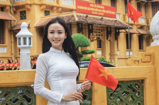 Khách nước ngoài ngưỡng mộ cách người Việt mừng 50 năm đất nước thống nhất - Ảnh 12.