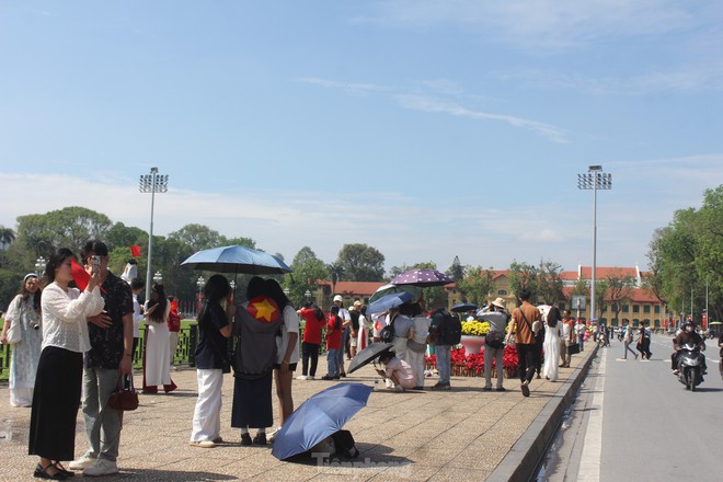 Khách nước ngoài ngưỡng mộ cách người Việt mừng 50 năm đất nước thống nhất - Ảnh 13.