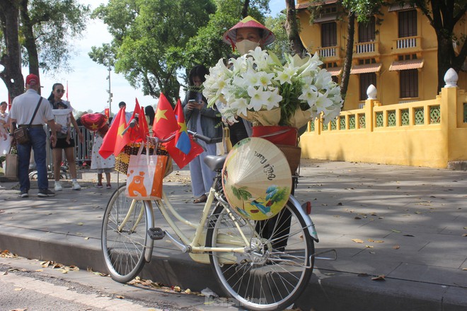 Khách nước ngoài ngưỡng mộ cách người Việt mừng 50 năm đất nước thống nhất - Ảnh 16.