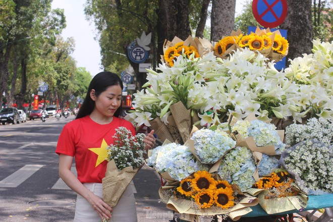 Khách nước ngoài ngưỡng mộ cách người Việt mừng 50 năm đất nước thống nhất - Ảnh 15.