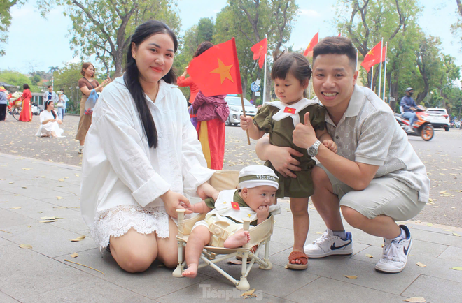 Khách nước ngoài ngưỡng mộ cách người Việt mừng 50 năm đất nước thống nhất - Ảnh 9.