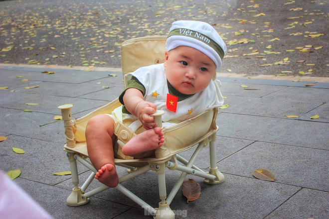 Khách nước ngoài ngưỡng mộ cách người Việt mừng 50 năm đất nước thống nhất - Ảnh 10.