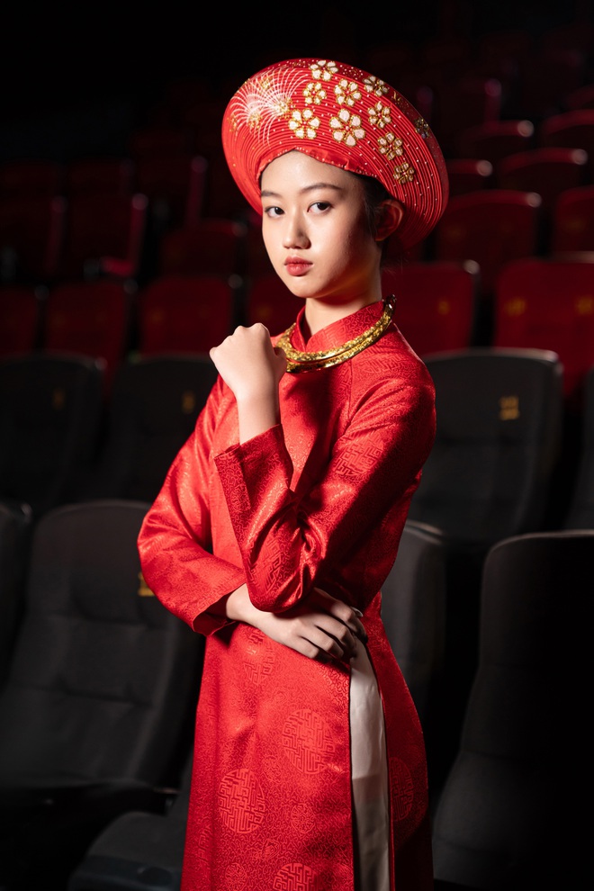 Mai C&aacute;t Vi &ocirc;m g&agrave; đến sự kiện, "lột x&aacute;c" ở tuổi 16 sau 2 năm gi&agrave;nh giải Nữ diễn vi&ecirc;n ch&iacute;nh xuất sắc - Ảnh 1.