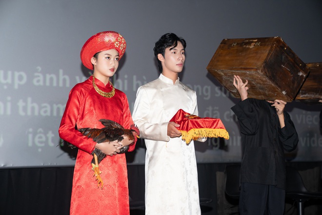 Mai C&aacute;t Vi &ocirc;m g&agrave; đến sự kiện, "lột x&aacute;c" ở tuổi 16 sau 2 năm gi&agrave;nh giải Nữ diễn vi&ecirc;n ch&iacute;nh xuất sắc - Ảnh 3.