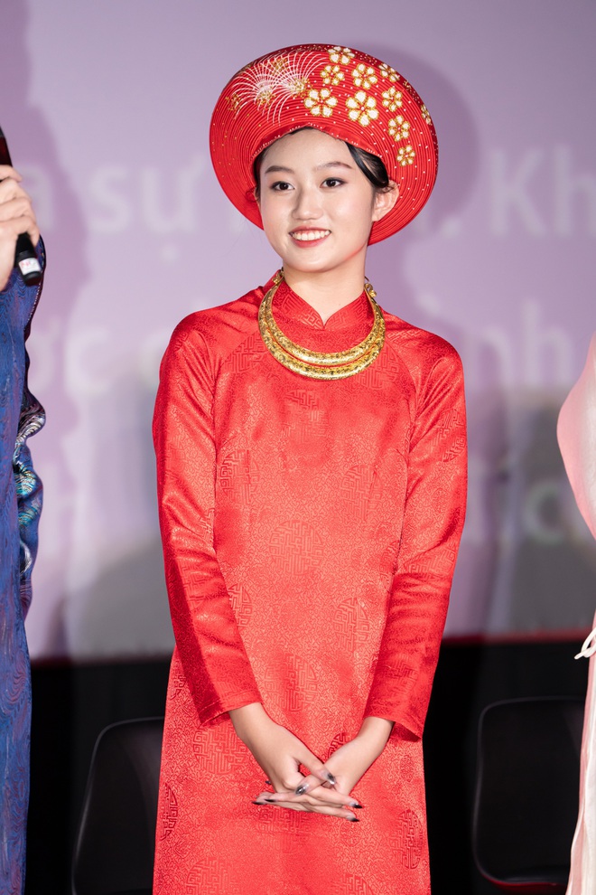 Mai C&aacute;t Vi &ocirc;m g&agrave; đến sự kiện, "lột x&aacute;c" ở tuổi 16 sau 2 năm gi&agrave;nh giải Nữ diễn vi&ecirc;n ch&iacute;nh xuất sắc - Ảnh 2.