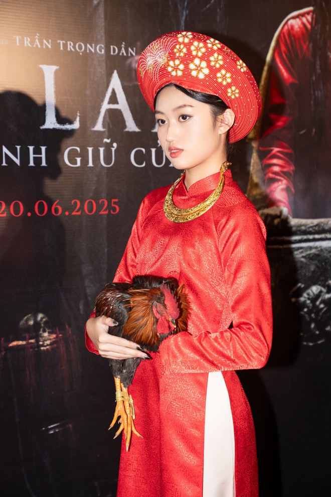 Mai C&aacute;t Vi &ocirc;m g&agrave; đến sự kiện, "lột x&aacute;c" ở tuổi 16 sau 2 năm gi&agrave;nh giải Nữ diễn vi&ecirc;n ch&iacute;nh xuất sắc - Ảnh 4.