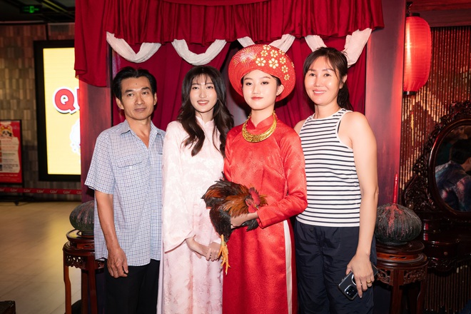 Mai C&aacute;t Vi &ocirc;m g&agrave; đến sự kiện, "lột x&aacute;c" ở tuổi 16 sau 2 năm gi&agrave;nh giải Nữ diễn vi&ecirc;n ch&iacute;nh xuất sắc - Ảnh 8.