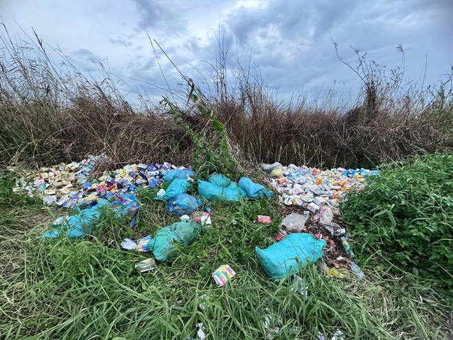 Số thuốc, thực phẩm chức năng bị đổ trộm ra bãi đất trống ở TPHCM được mua từ công ty nào? - Ảnh 2.